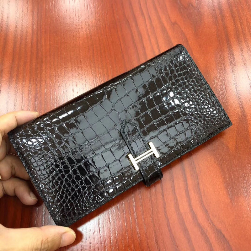 Crisp handbag styled for everyday wear