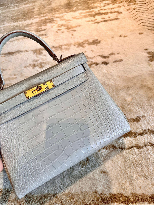  Graceful crossbody bag carried on shoulder 10