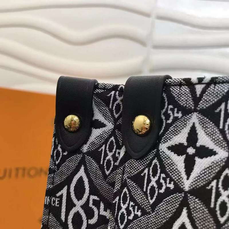 Handle and strap detail of sleek elevated women's handbag – women's statement bag