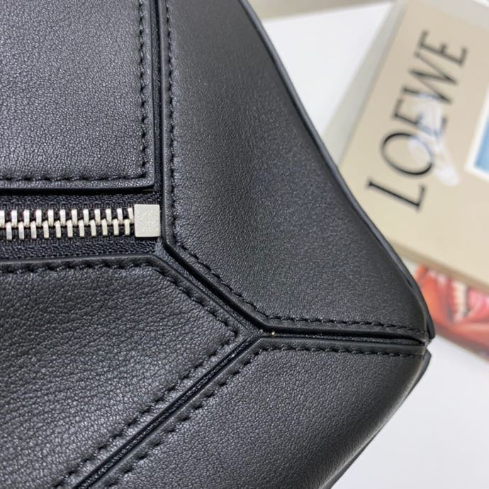Ziva's Charm handbag – product shot (36.5cm*23cm*15cm)
