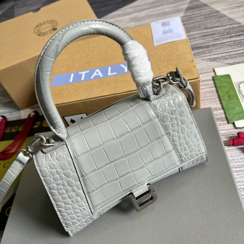 Bold Vegan Leather Handbag - Understated Luxury Look | Women's Premium Handbag #295 - hardware and detail close-up (image 5) of designer-inspired handbag