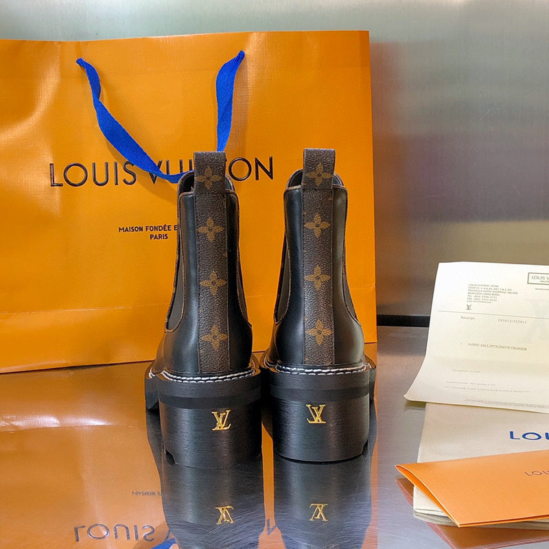 Texture and finish detail of Louis Vuitton luxury piece style No.016