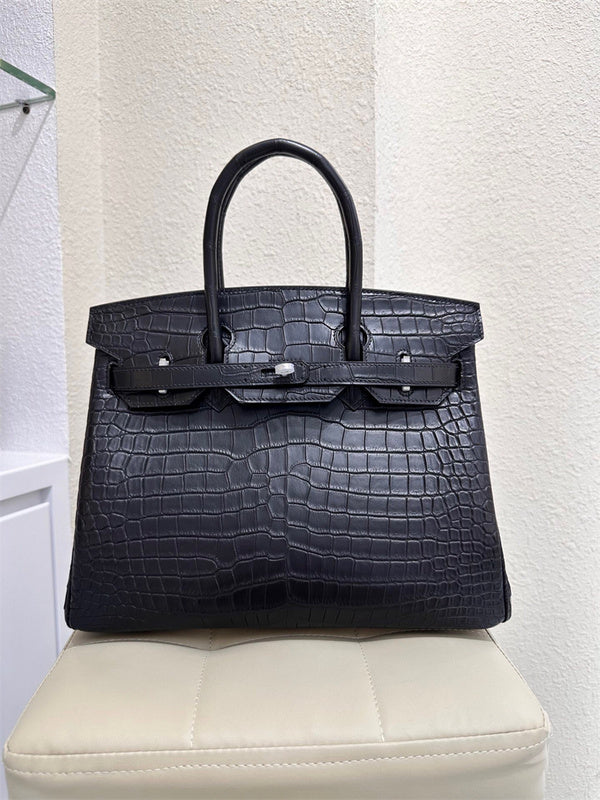  Refined carryall bag front view