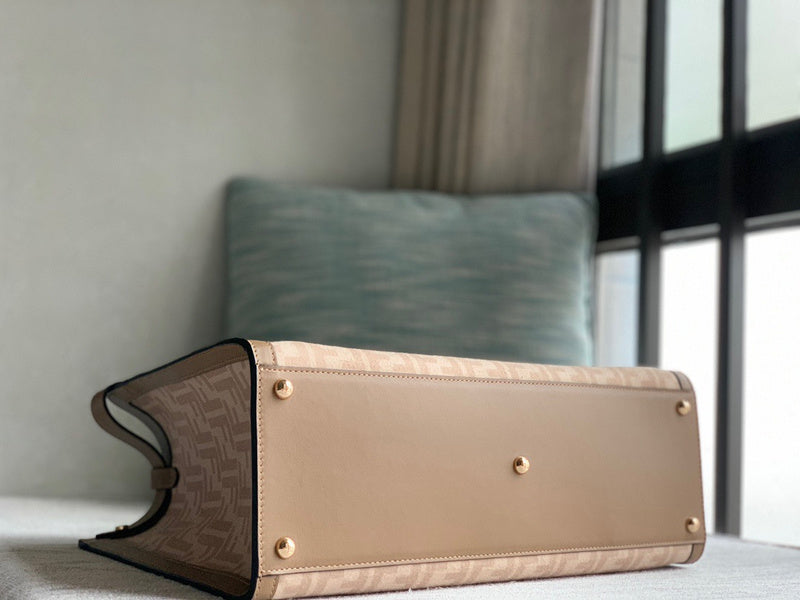 Ziva's Charm handbag – interior view (41cm*16cm*30cm)
