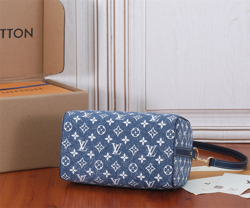  signature everyday bag detail view showing craftsmanship 8