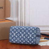  signature everyday bag detail view showing craftsmanship 8