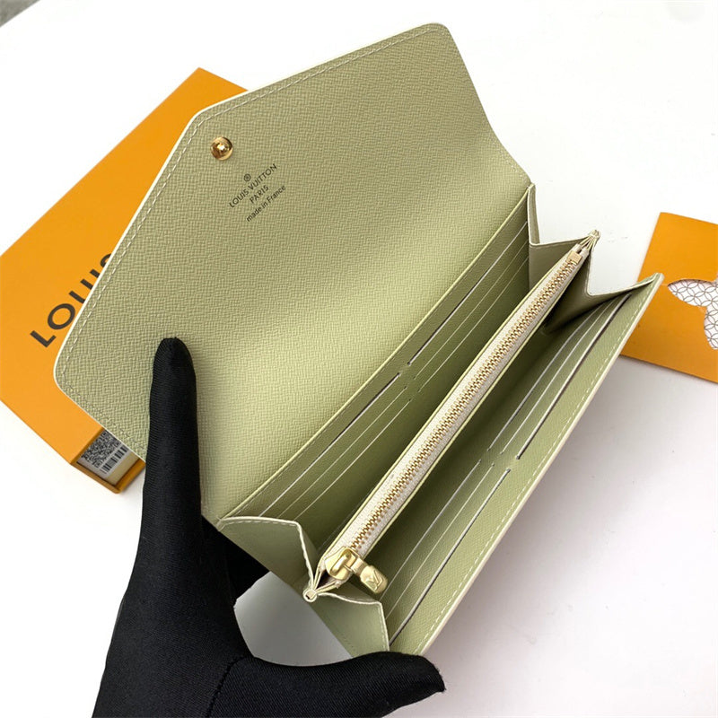  minimalist structured bag detail view showing craftsmanship 8