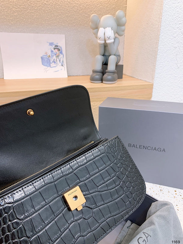 Ziva's Charm handbag – product shot (one versatile size)