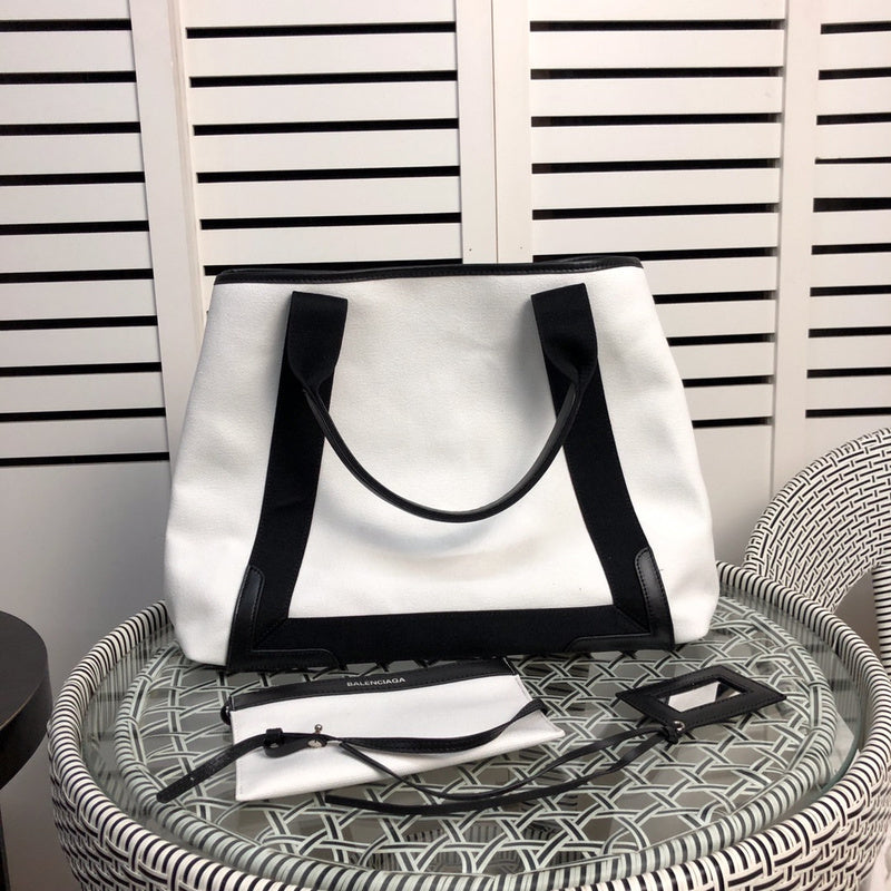 Handle and strap detail of modern statement women's handbag – women's luxury handbag