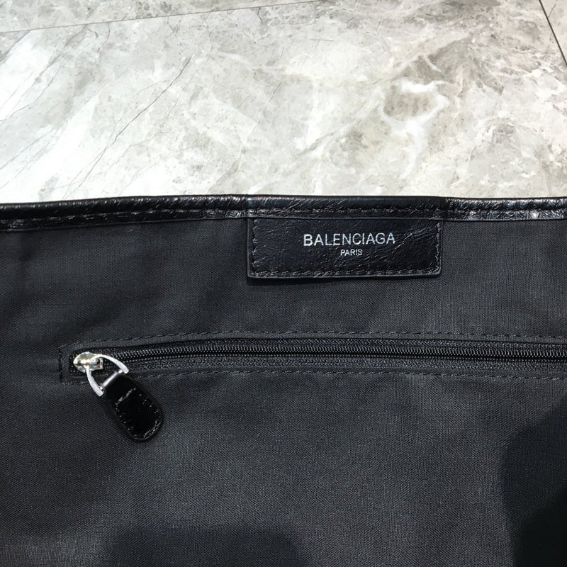 Bold Vegan Leather Handbag - Chic Everyday Appeal | Women's Fashion Handbag #775 - close-up detail shot (image 3) of designer-inspired handbag