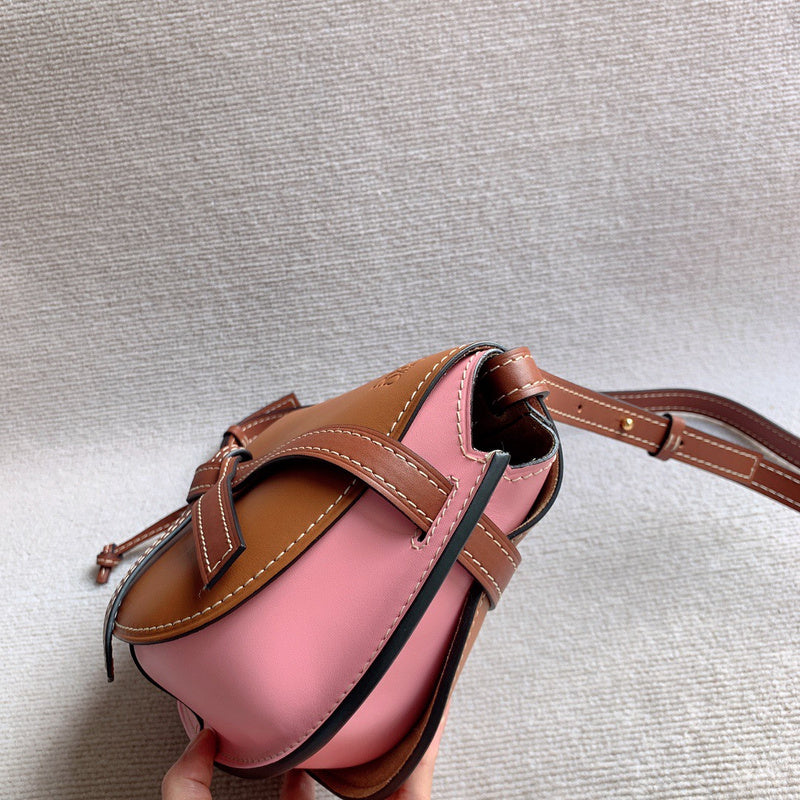 Ziva's Charm handbag – close-up view (25cm*18cm*12cm)