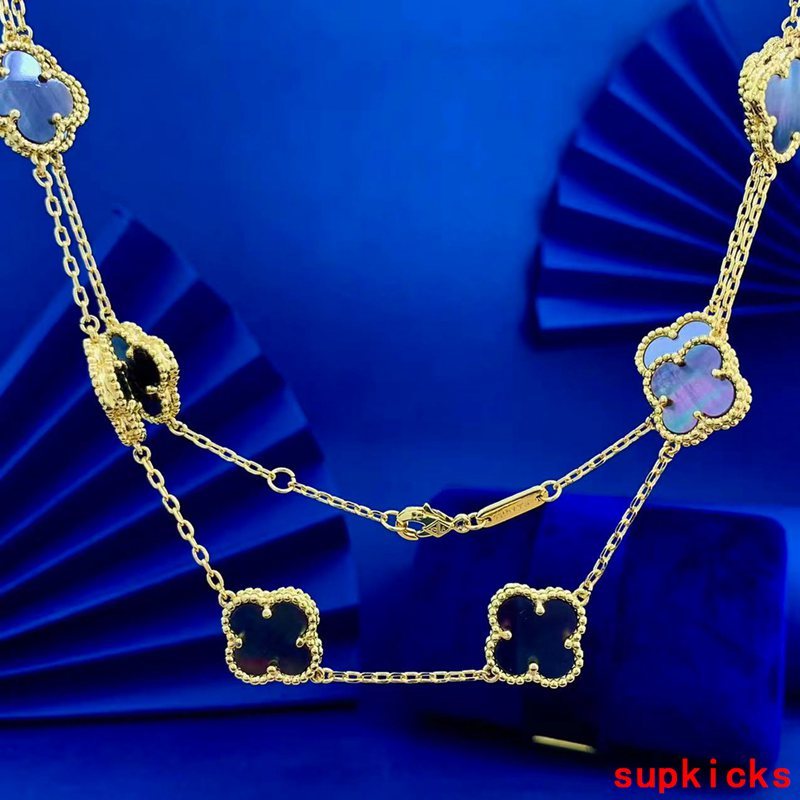 Side view of Van Cleef & Arpels unisex jewelry piece