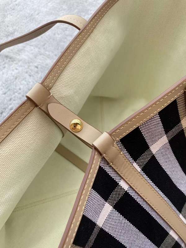 Ziva's Charm handbag – product shot (one versatile size)