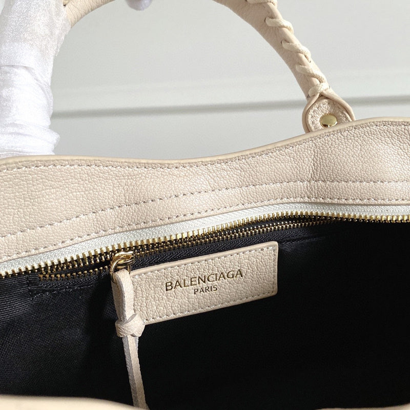 Zivas Charm Sleek Silhouette Statement Handbag (Premium Everyday Carry) – Detail View