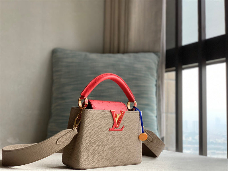  Classic shopper bag carried on shoulder