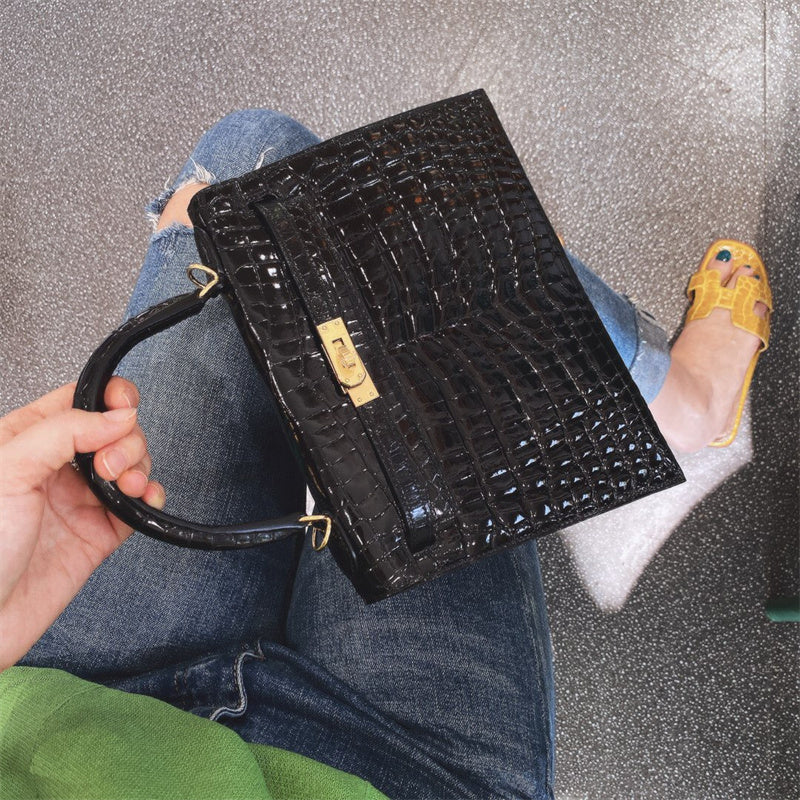  Classic everyday bag front view 7