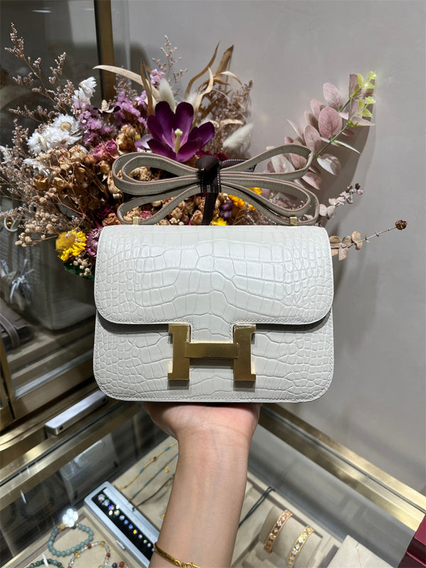 Clean-Lined handbag carried on shoulder 16
