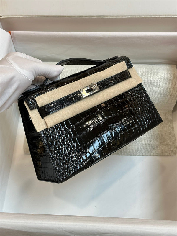  smart carryall bag styled with outfit
