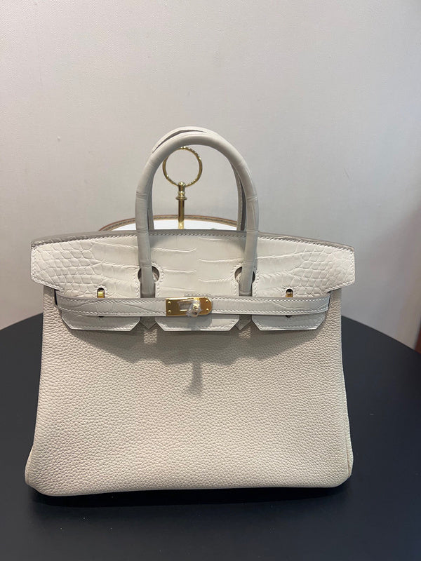 Effortless handbag styled for everyday wear