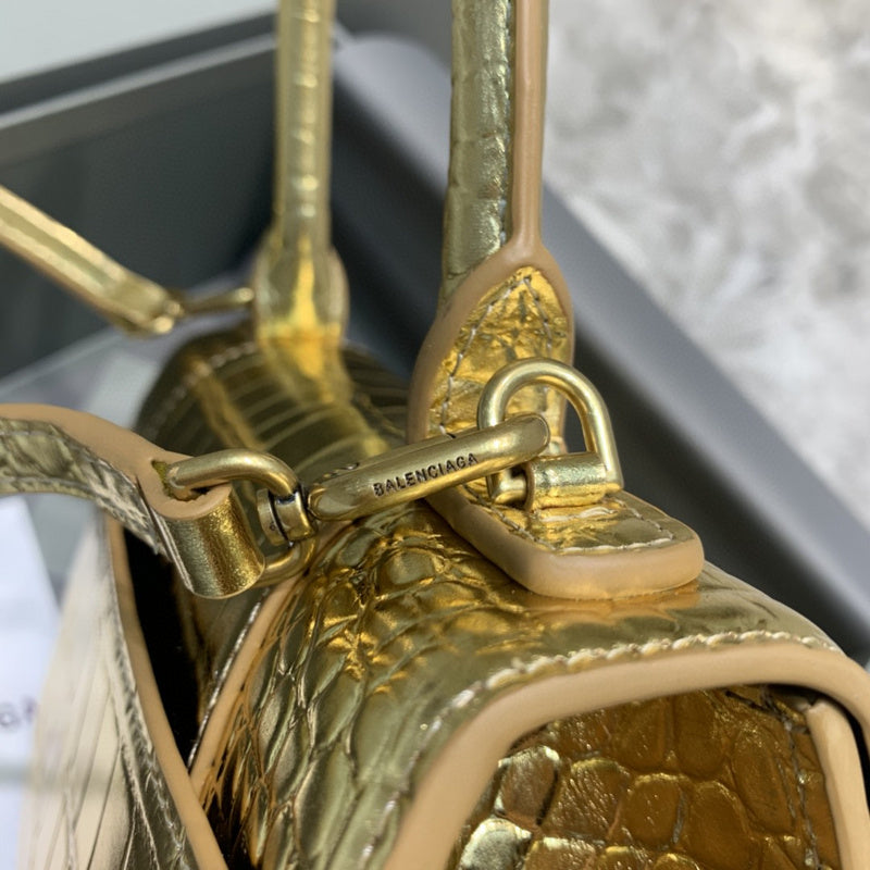 Zivas Charm Modern Minimalist Look Statement Handbag (Refined Modern Silhouette) – Close-Up Detail