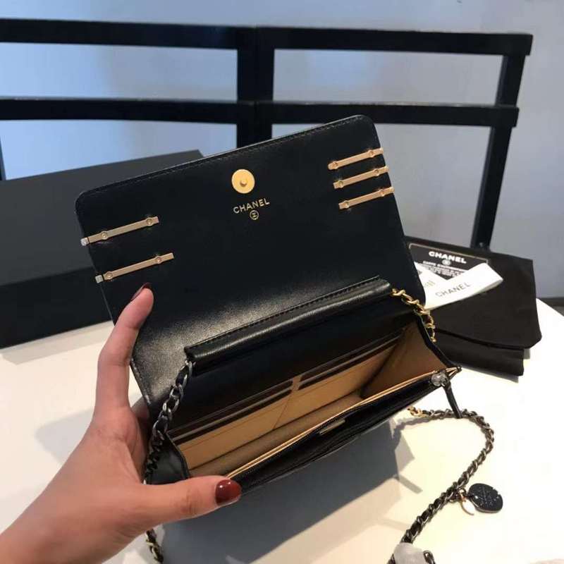 Zivas Charm Chic Craftsmanship Luxury Handbag (Premium Everyday Carry) – Lifestyle Shot
