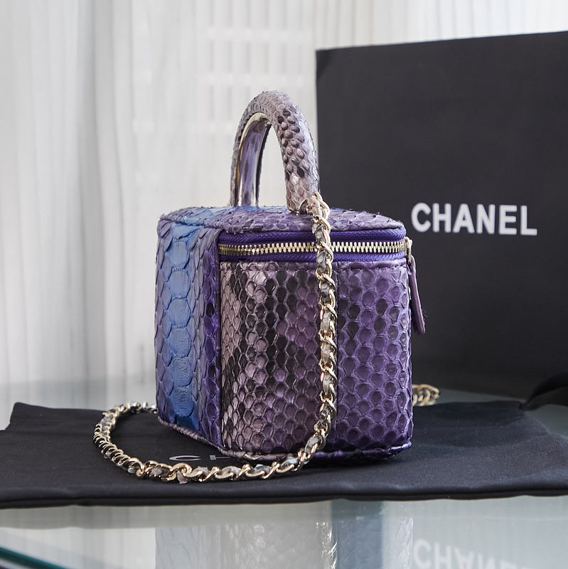 Ziva's Charm handbag – detail view (one versatile size)