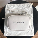 Front view of everyday-luxe signature women's handbag – women's designer-style accessory