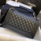 Zivas Charm Sleek Silhouette Everyday Handbag (Signature Shape & Finish) – Close-Up Detail