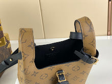 Luxury Signature Top Handle Bag - Elegant Women's Designer Handbag - NM4465