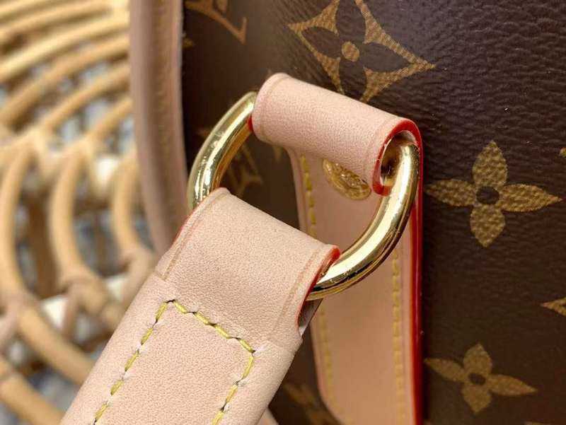 Handle and strap detail of modern refined women's handbag – women's luxury accessory