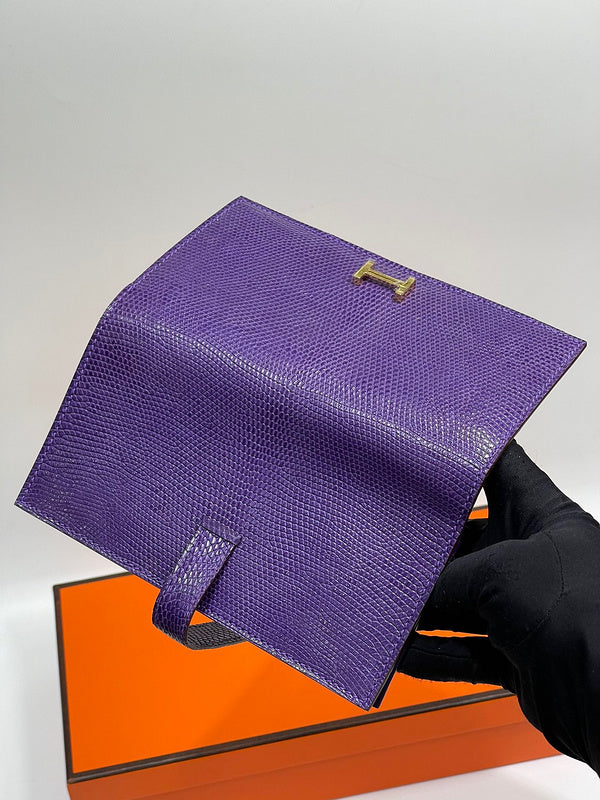 Close-up detail of effortless bag design