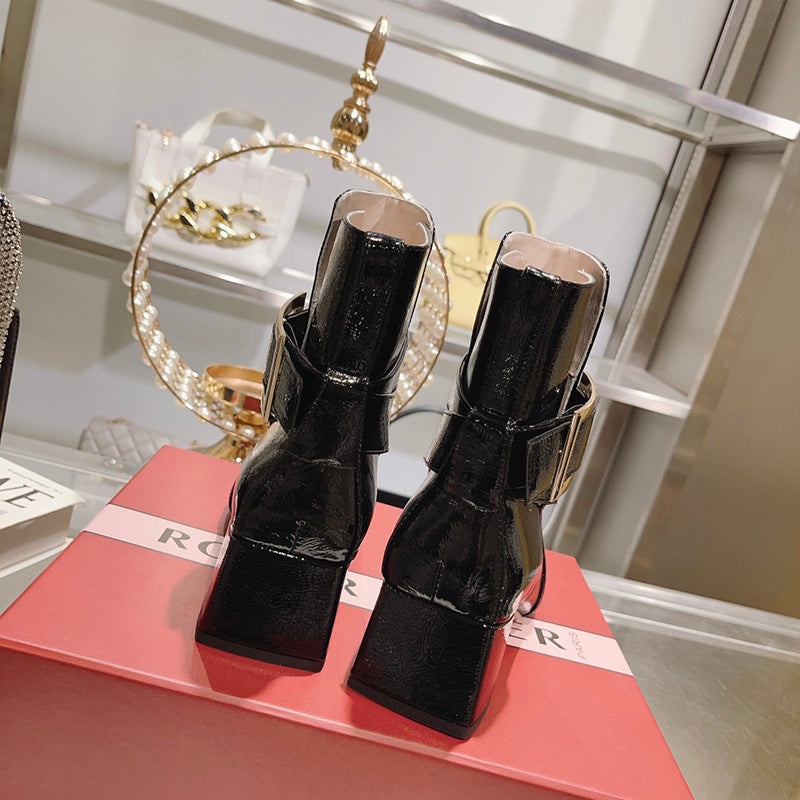 Three-quarter angle view of Roger Vivier luxury piece style No.110