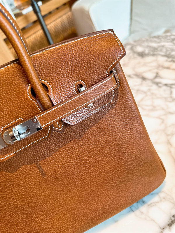  shopper bag close-up of hardware and finish