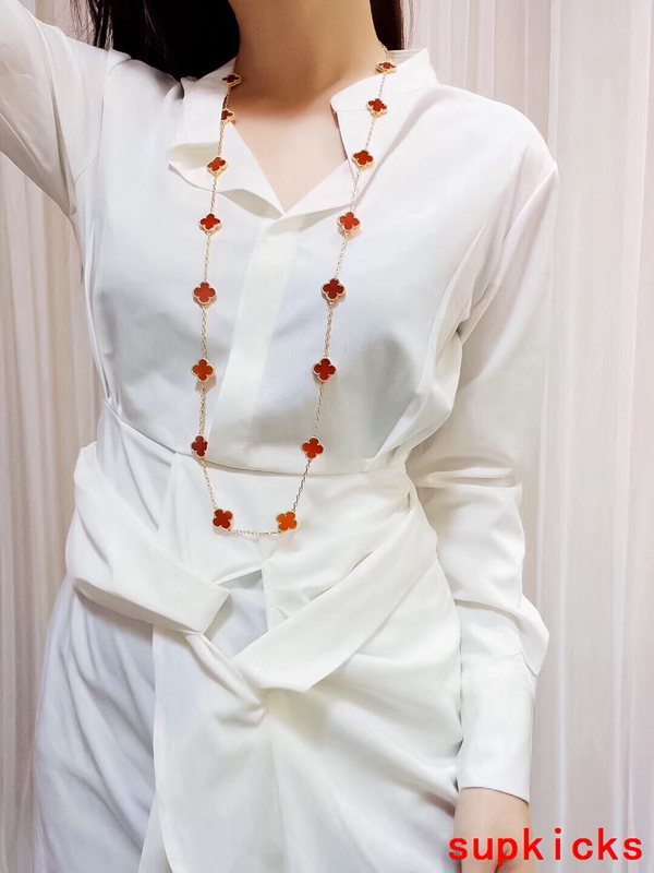 Full view of Van Cleef & Arpels unisex jewelry piece