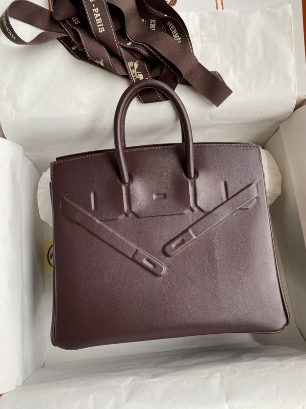 Minimalist handbag styled for everyday wear