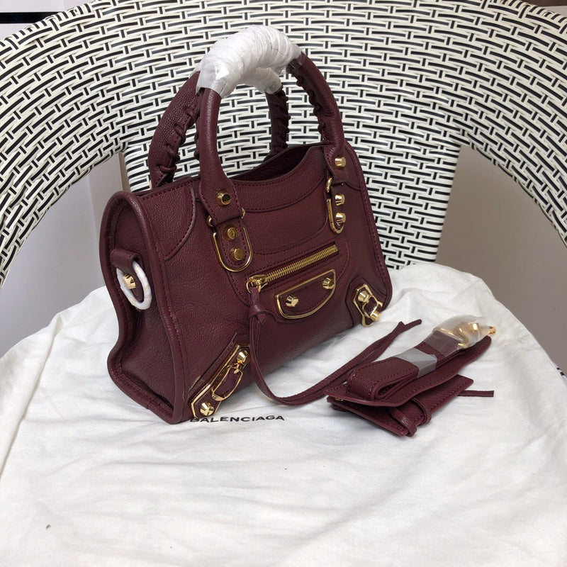 Side profile of everyday-luxe sleek women's handbag – women's statement bag