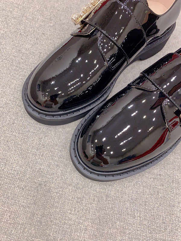 Side profile view of Roger Vivier luxury piece style No.090
