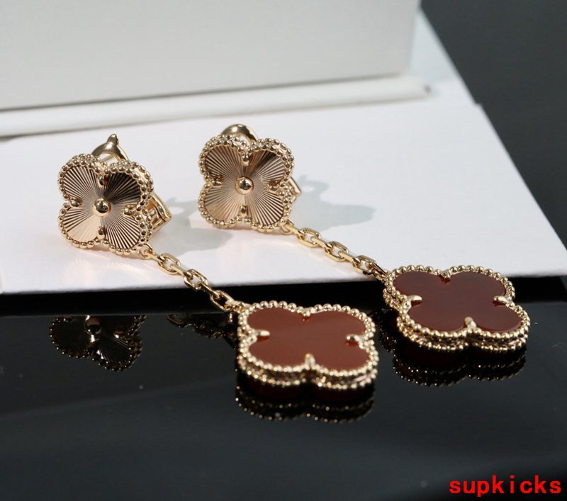 Front view of Van Cleef & Arpels unisex jewelry piece