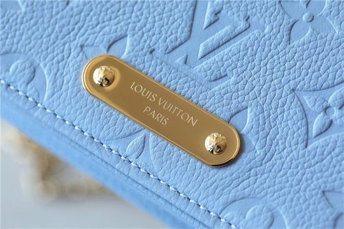  satchel close-up of hardware and finish