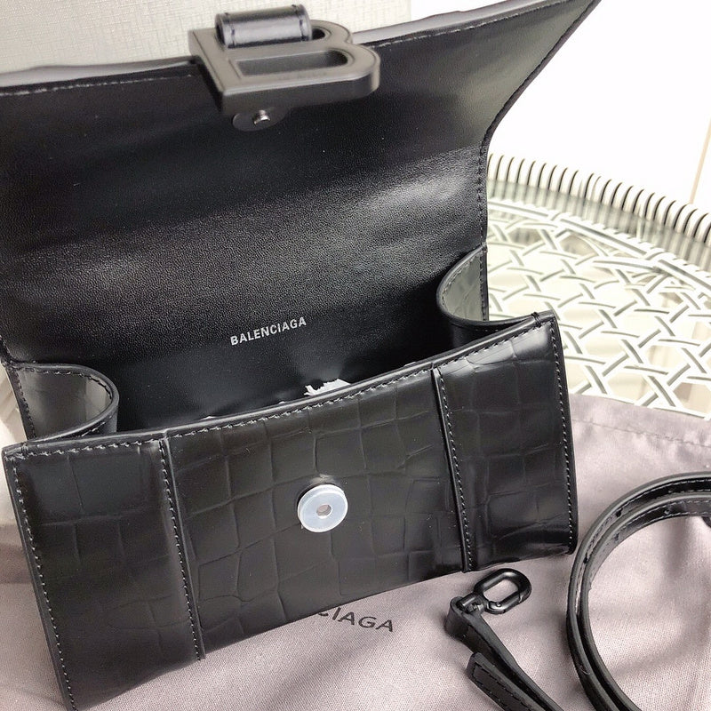 Side profile of everyday-luxe premium women's handbag – women's premium purse