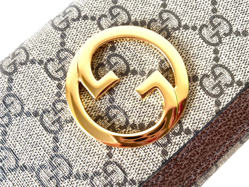 Front view of classic chic women's handbag – women's everyday handbag