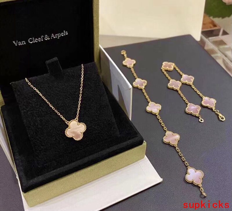Full view of Van Cleef & Arpels unisex jewelry piece