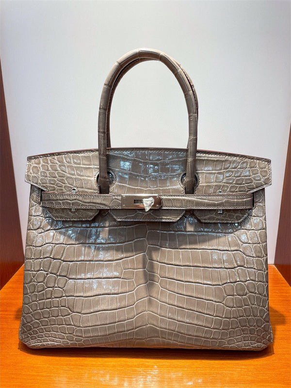  Streamlined structured bag front view