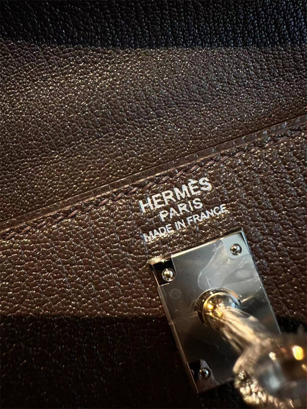  signature shopper bag detail view showing craftsmanship 8