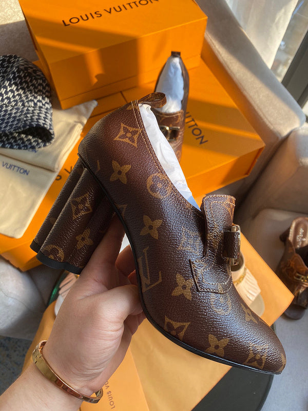Three-quarter angle view of Louis Vuitton luxury piece style No.012