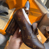 Three-quarter angle view of Louis Vuitton luxury piece style No.012