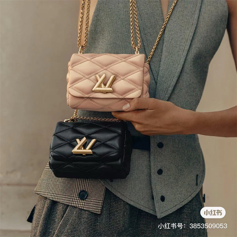  signature tote bag detail view showing craftsmanship 20