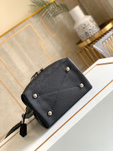 Designer Iconic Tote Handbag - Premium Luxury Women's Fashion - NM4195