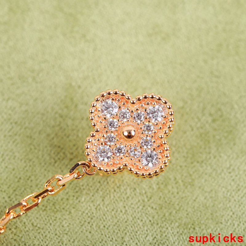 Front view of Van Cleef & Arpels unisex jewelry piece