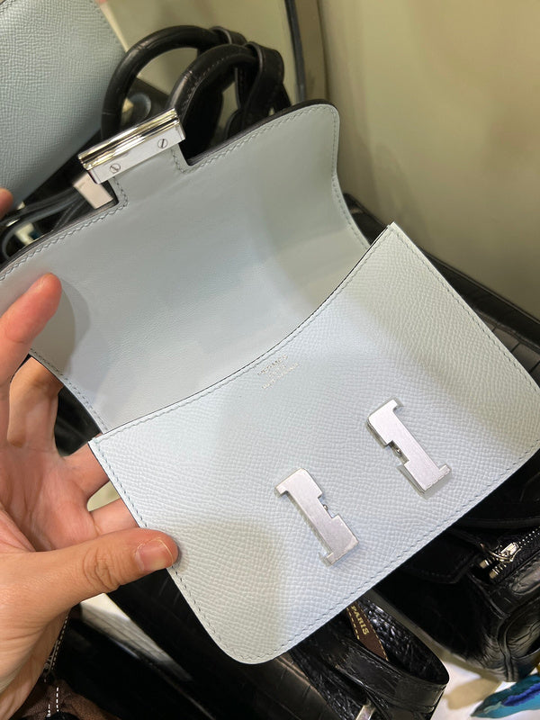 Fluid handbag styled for everyday wear